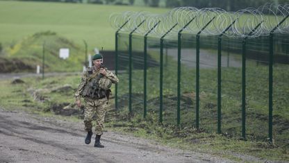С кем связаны фирмы, осваивающие миллионы на проекте Стена". Расследование "Страны"
