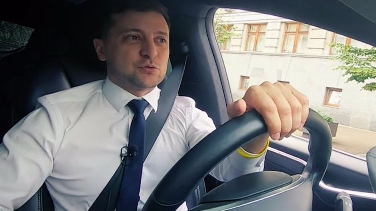 Зеленский дает интервью в автомобиле, фото: youtube.com