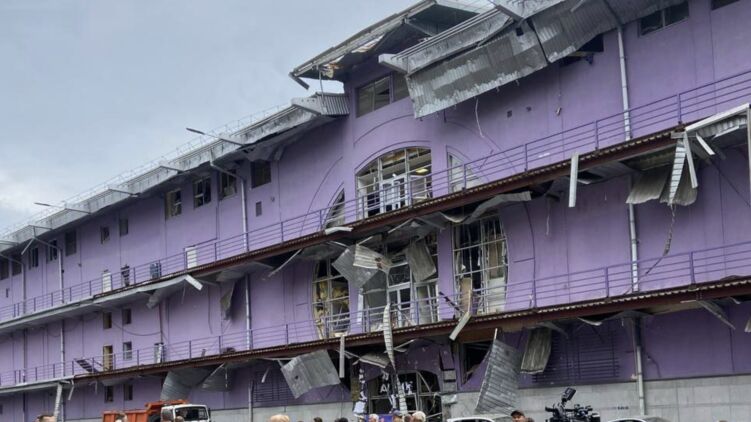 Поврежденный ТРЦ на Оболони в Киеве после атаки 