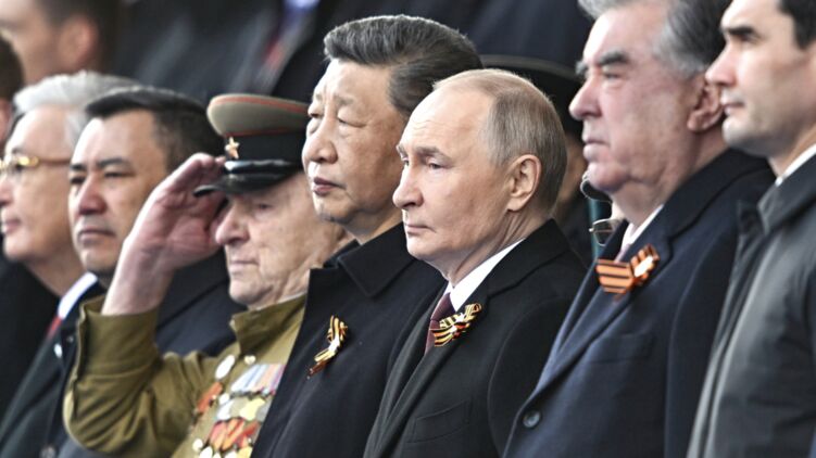 Си и Путин на параде в Москве