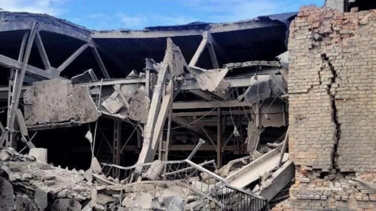 Последствия удара по заводу в Сумах