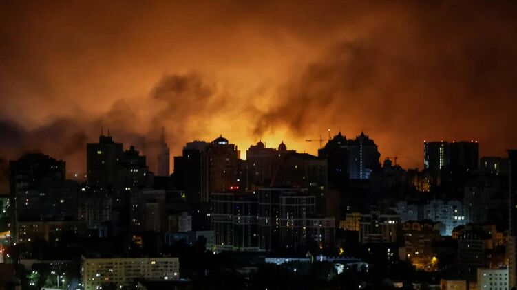 Панорама Киева в ходе ночной ракетной атаки