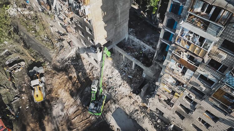В Киеве продолжается спасательная операция. Фото: t.me/dsns_telegram