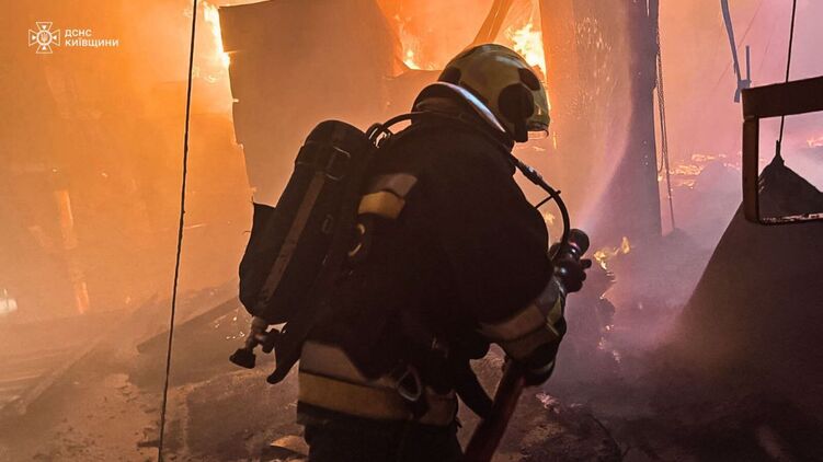 В результате атаки РФ в Белой Церкви возникли масштабные пожары. Фото: ГСЧС