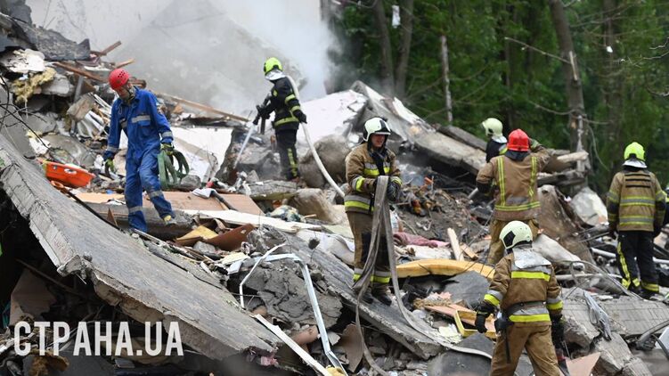 Зруйнований під'їзд у Києві після обстрілу