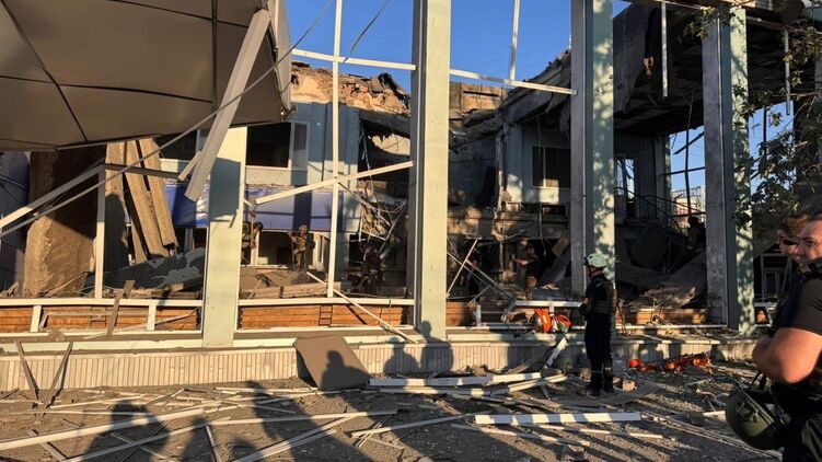 Последствия российской атаки в Запорожье. Фото: ГСЧС