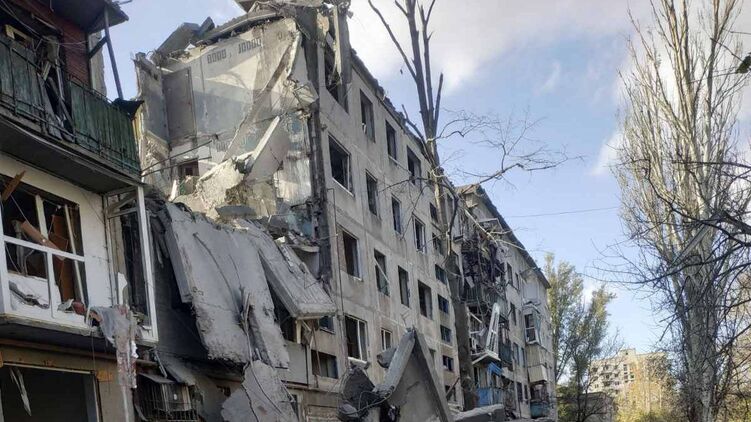 Разрушенный обстрелом дом в Константиновке