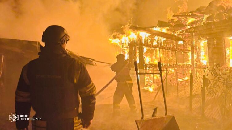 Ліквідація наслідків нічного удару дрону у Чернігівській області. Фото: ДСНС