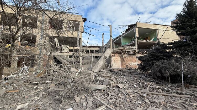 Последствия удара по школе в Славянске