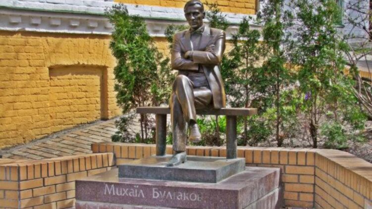 Пам'ятник Михайлу Булгакову у Києві. Фото: Wikimapia
