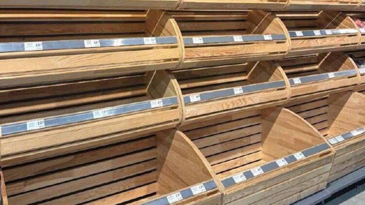 Пустые полки в Ирпене. Люди массово раскупают хлеб, опасаясь, что магазины будут закрыты из-за отсутствия света