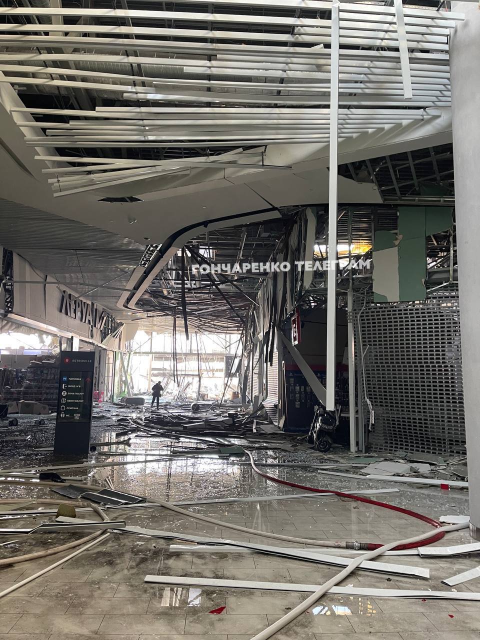 Киев - фото последствий удара по торговому центру в подольском районе