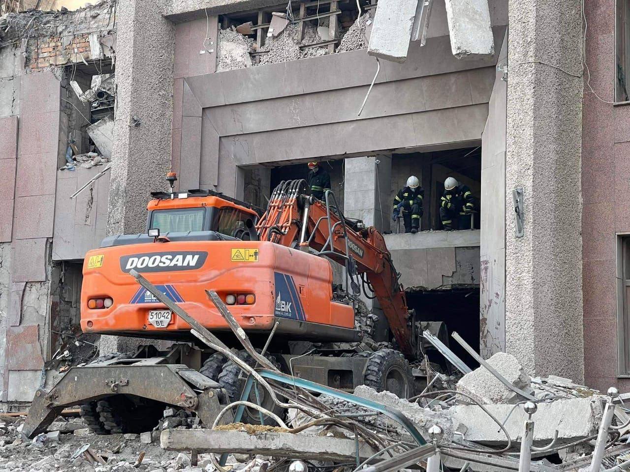 Николаев - в ГСЧС продолжают разбирать завалы после обстрела ОГА