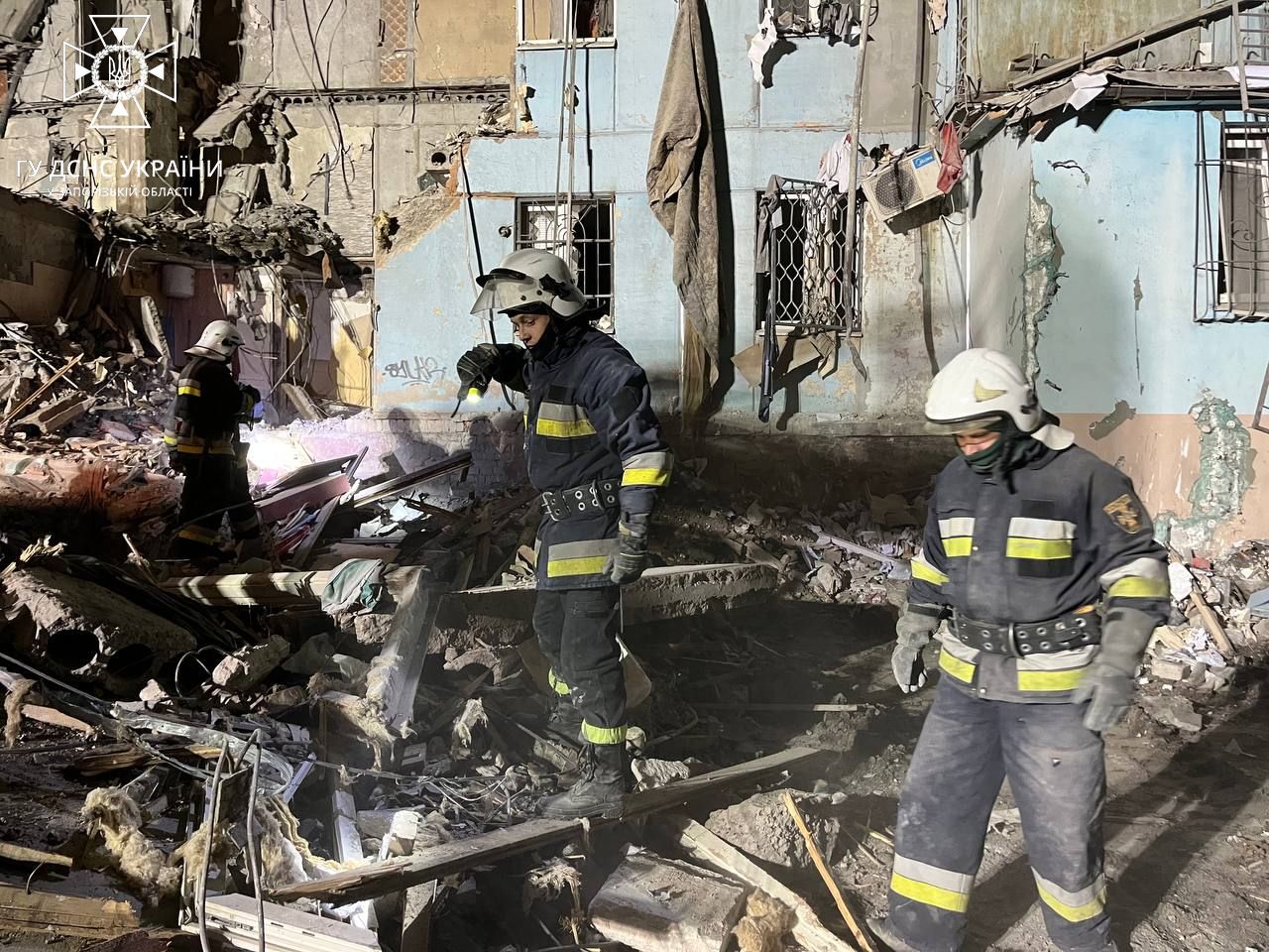 Спасатели разбирают завалы жилого дома в Запорожье