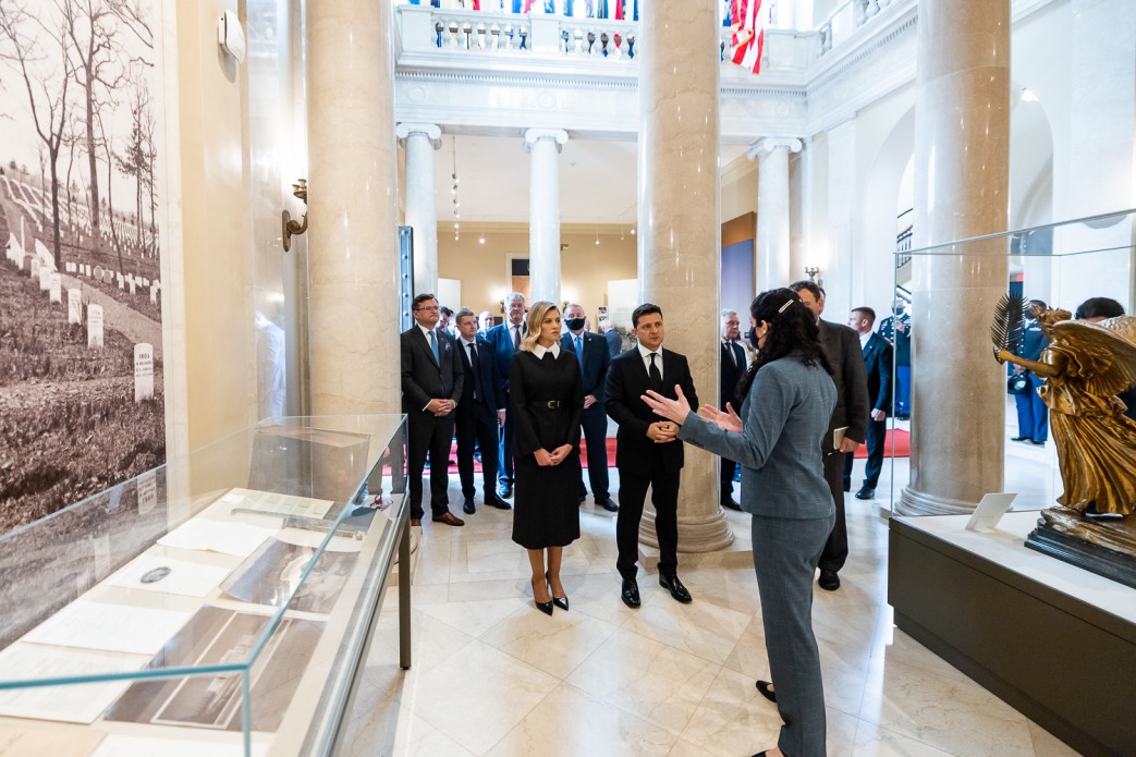 Зеленский с супругой посетил кладбище в Вашингтоне