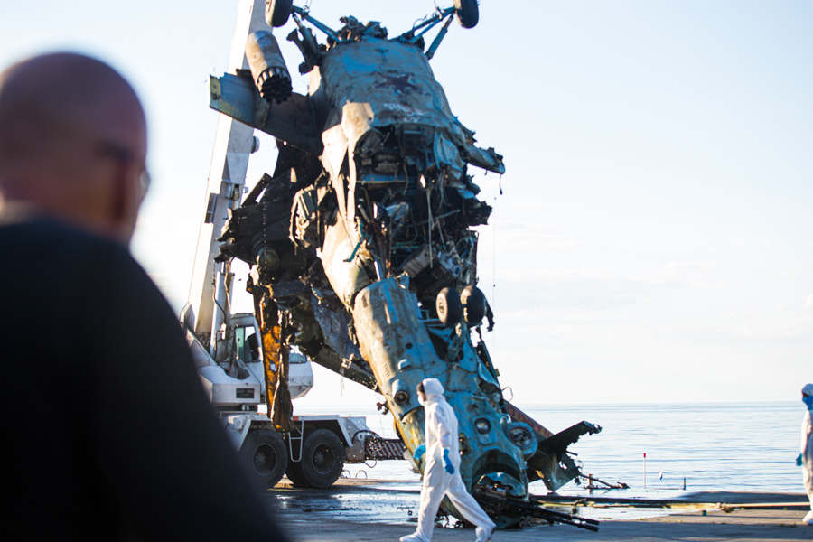 Со дна Киевского водохранилища подняли сбитый российский вертолет