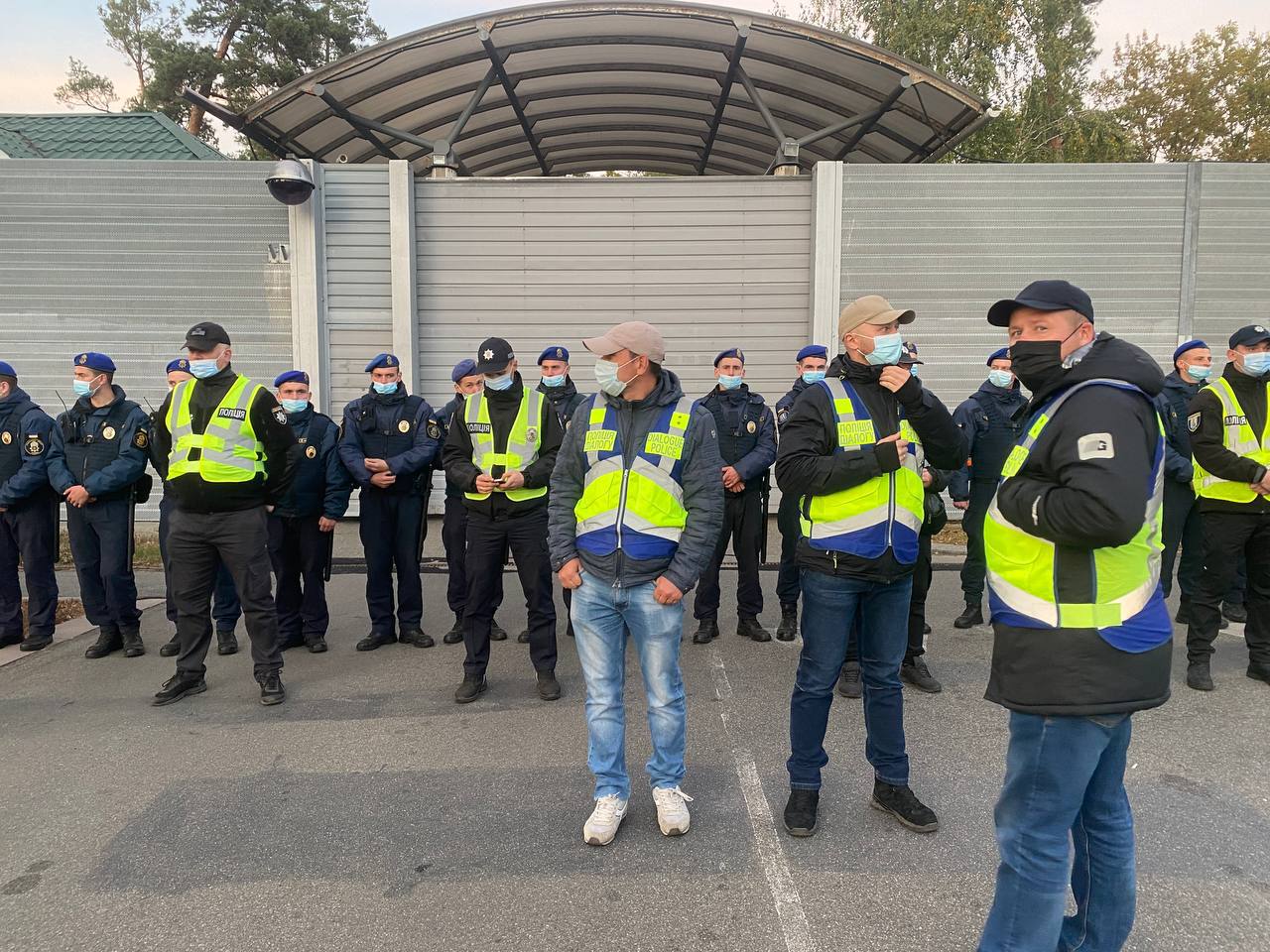 Количество правоохранителей на акции сторонников Порошенко гораздо больше