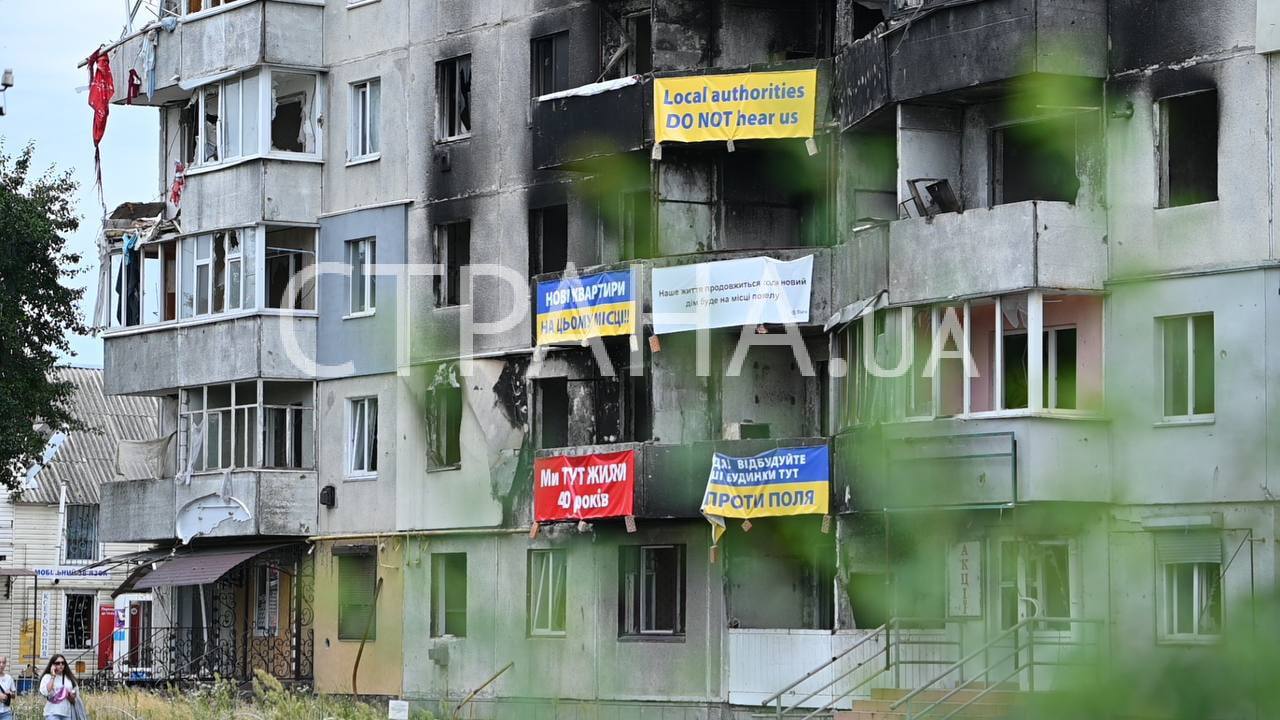 Плакаты на домах в Бородянке, фото 2