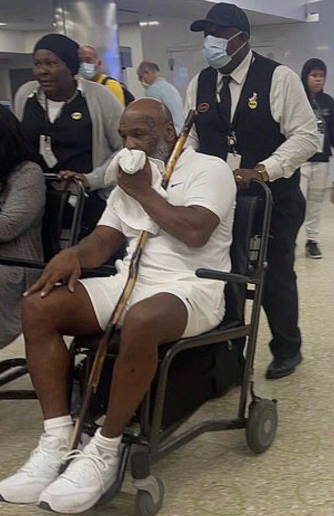 Майк Тайсон в инвалидной коляске из-за проблем со спиной