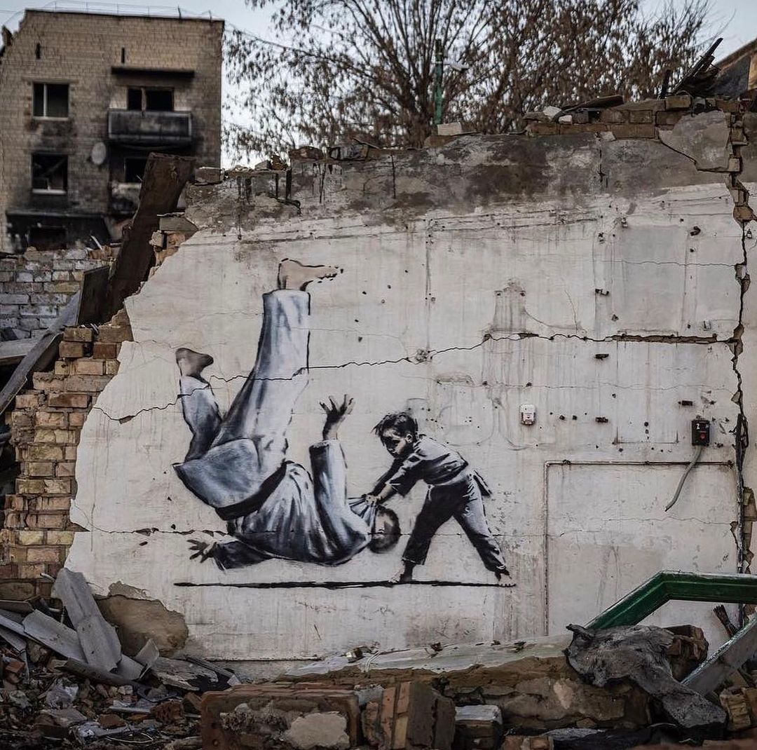 Граффити с дзюдоистами в Бородянке это Бэнкси