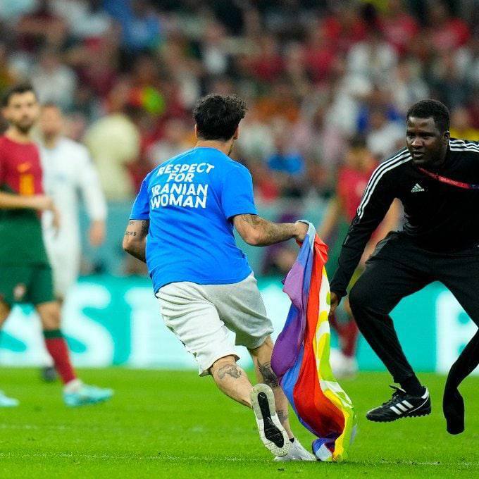 На поле выбежал болельщик с радужным флагом