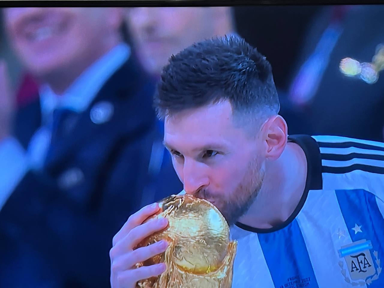 После победы Месси поцеловал кубок