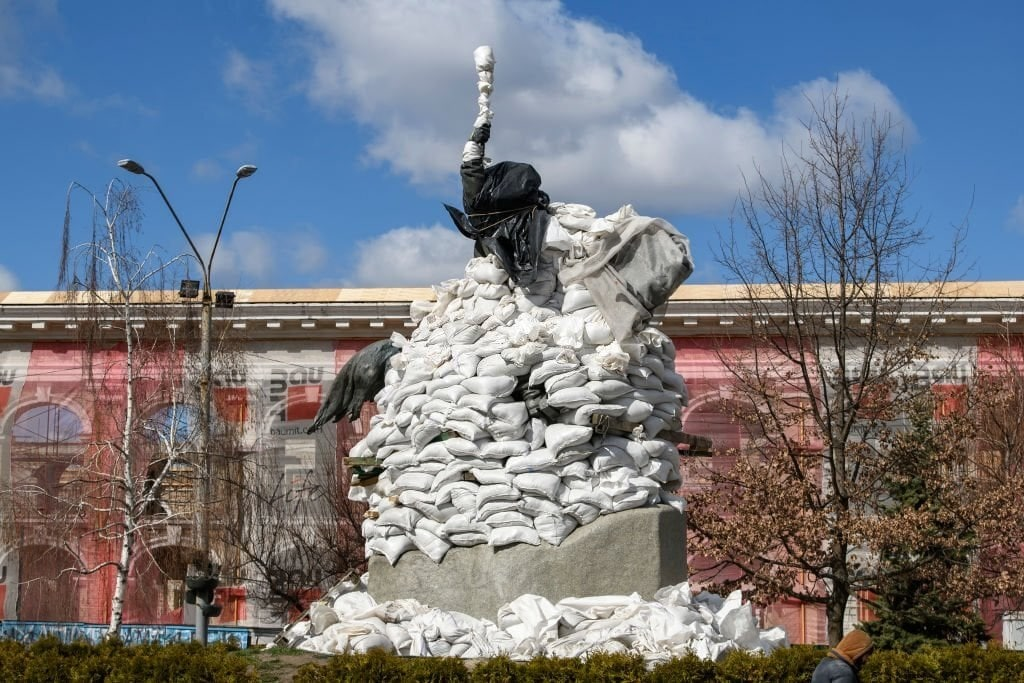 В Киеве и Харькове местные жители защищают памятники от бомбардировок