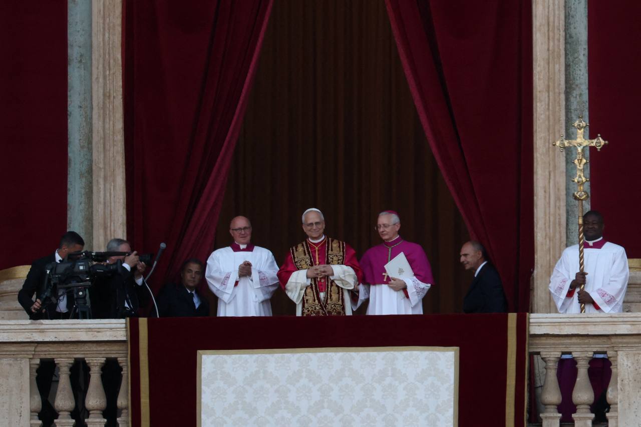 Новый папа римский Лев XIV в лоджии благословений Ватикана