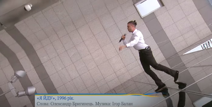 Формат подписи композиции в обновленном ролике Офиса президента (ошибка в имени композитора)