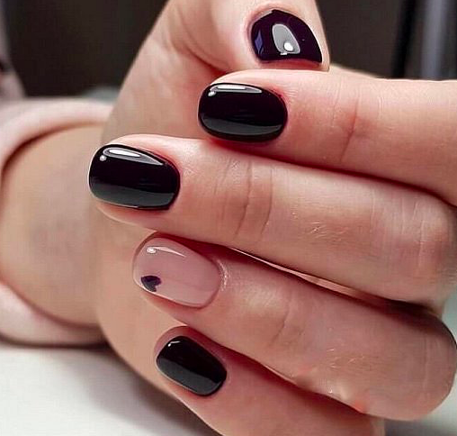 черный маникюр на короткие ногти с рисунком