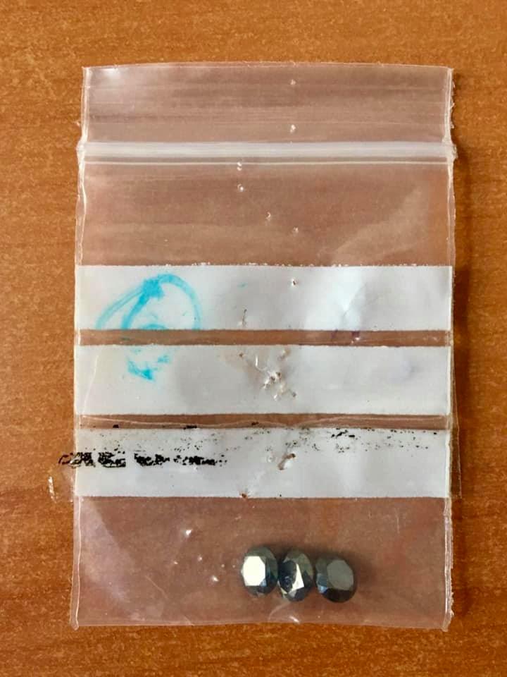 В Украину из Индии пытались провести 90 карат черных бриллиантов. Фото: facebook.com/KYIVcustomsUA