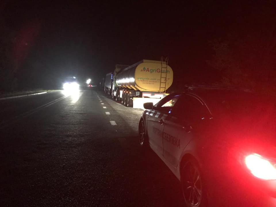 Фуры против взвешивания на новой дороге. Фото: Facebook / Укртрансбезопасность