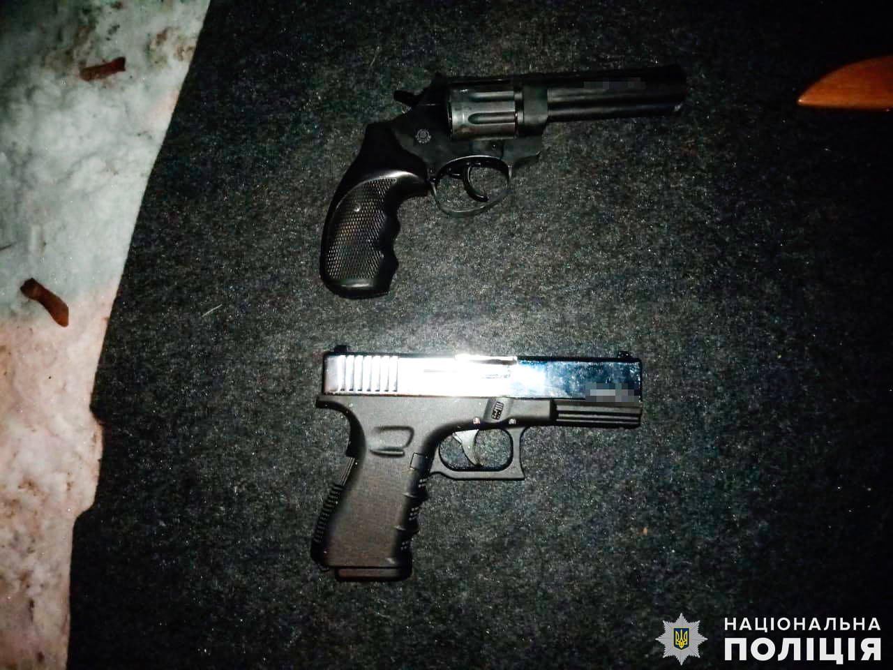 В ходе осмотра, полиции изъяла четыре пистолета, ножи, ружье 16-го калибра в заряженном состоянии