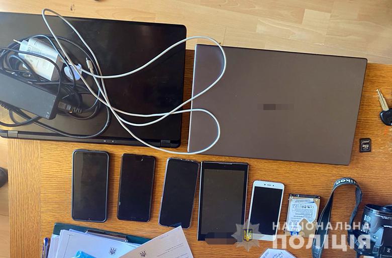 Фото: при обыске изъяли накопители с детской порнографией