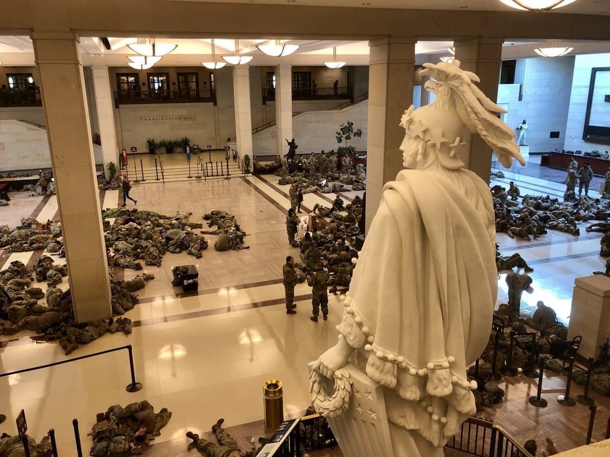 Капитолий, где проходят дебаты по импичменту Трампу, охраняют сотни бойцов Нацгвардии США