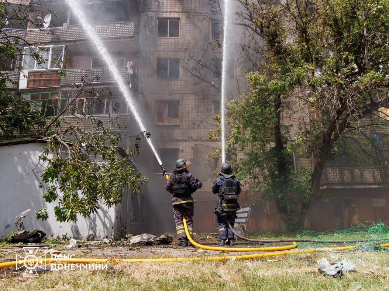 Фото (4) тушения горящего дома в Краматорске. Источник &ndash; ГСЧС
