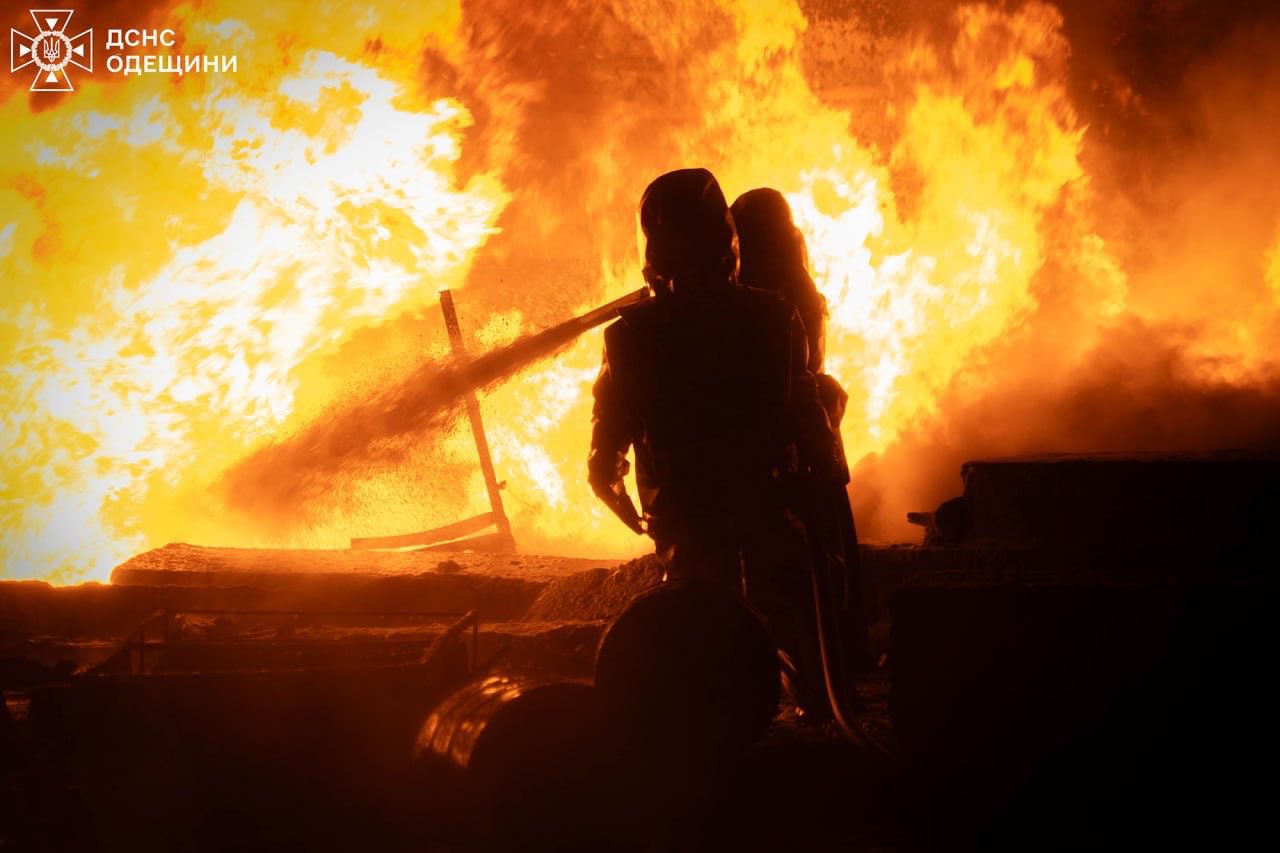 Фото тушения пожара (2). Источник - facebook.com/DSNS.GOV.UA