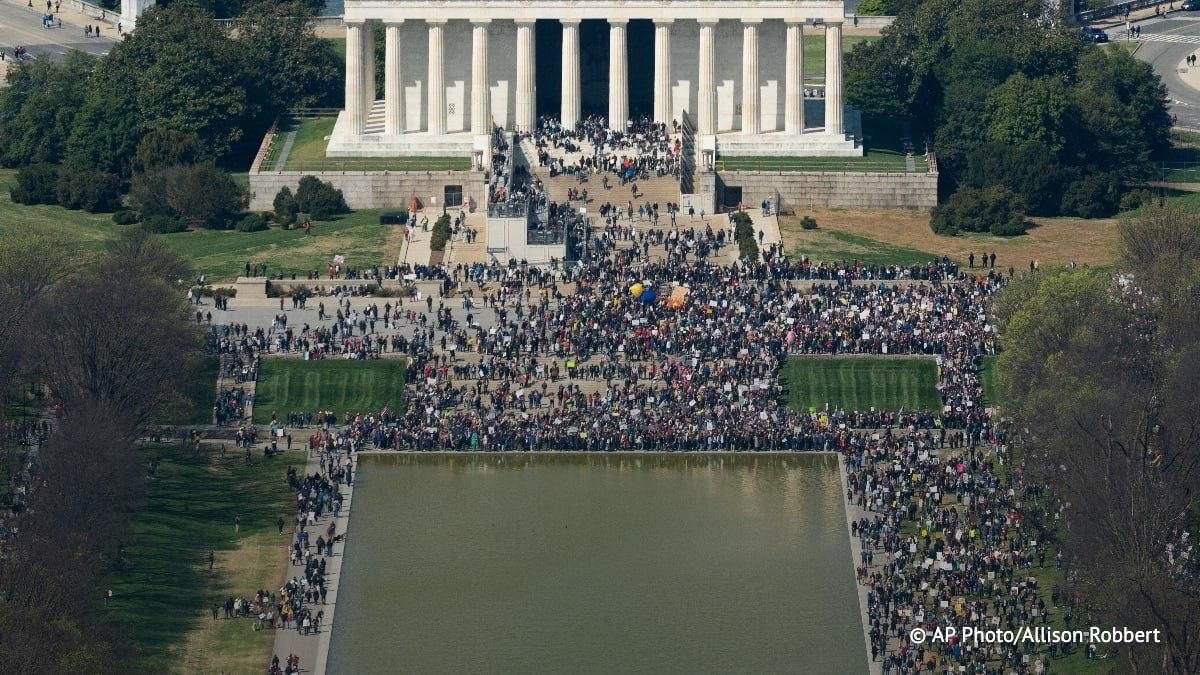 Фото протестов в США. Источник – © AP Photo/Allison Robert