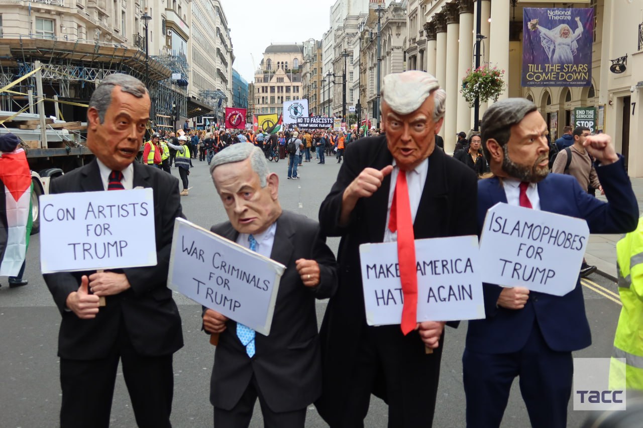 Фото: маски політиків на мітингу у Лондоні. Джерело - Телеграм