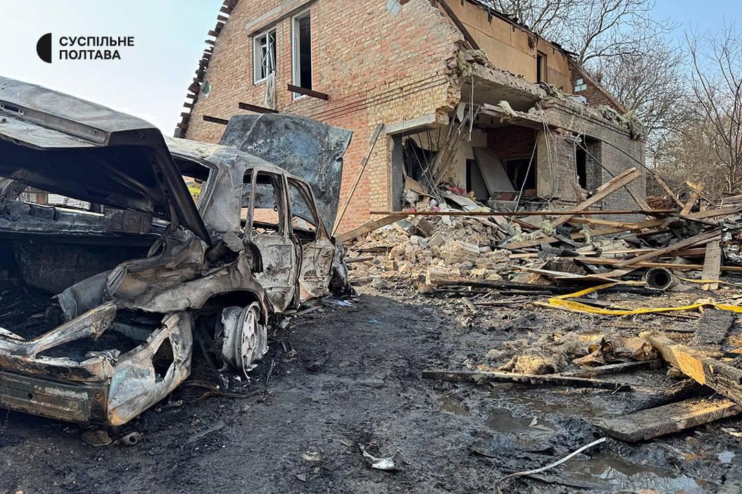 Фото зруйнованого будинку та згорілого авто. Джерело – Супільне