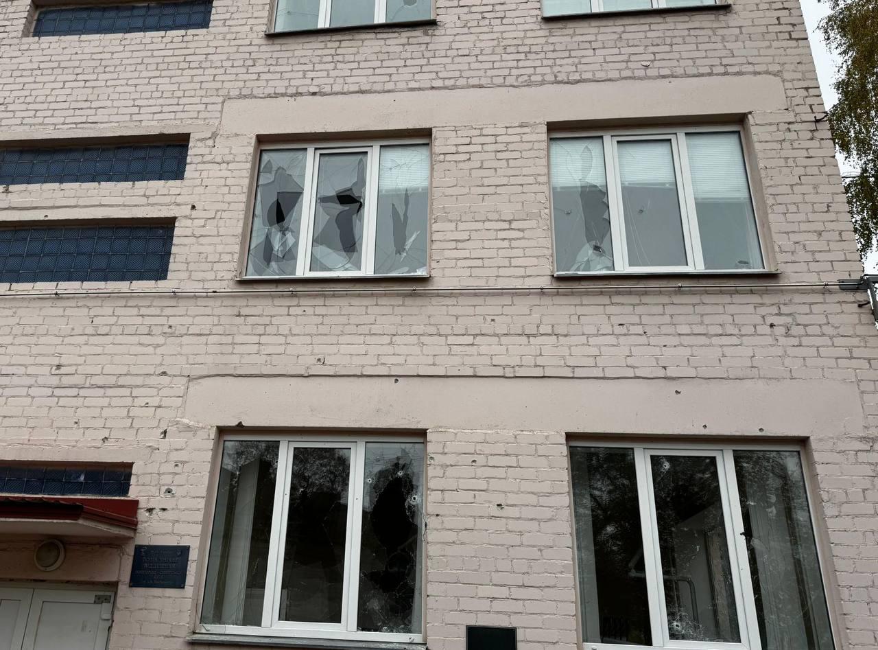 Фото (2) наслідків удару по Новгород-Сіверському Чернігівській області. Джерело - Телеграм